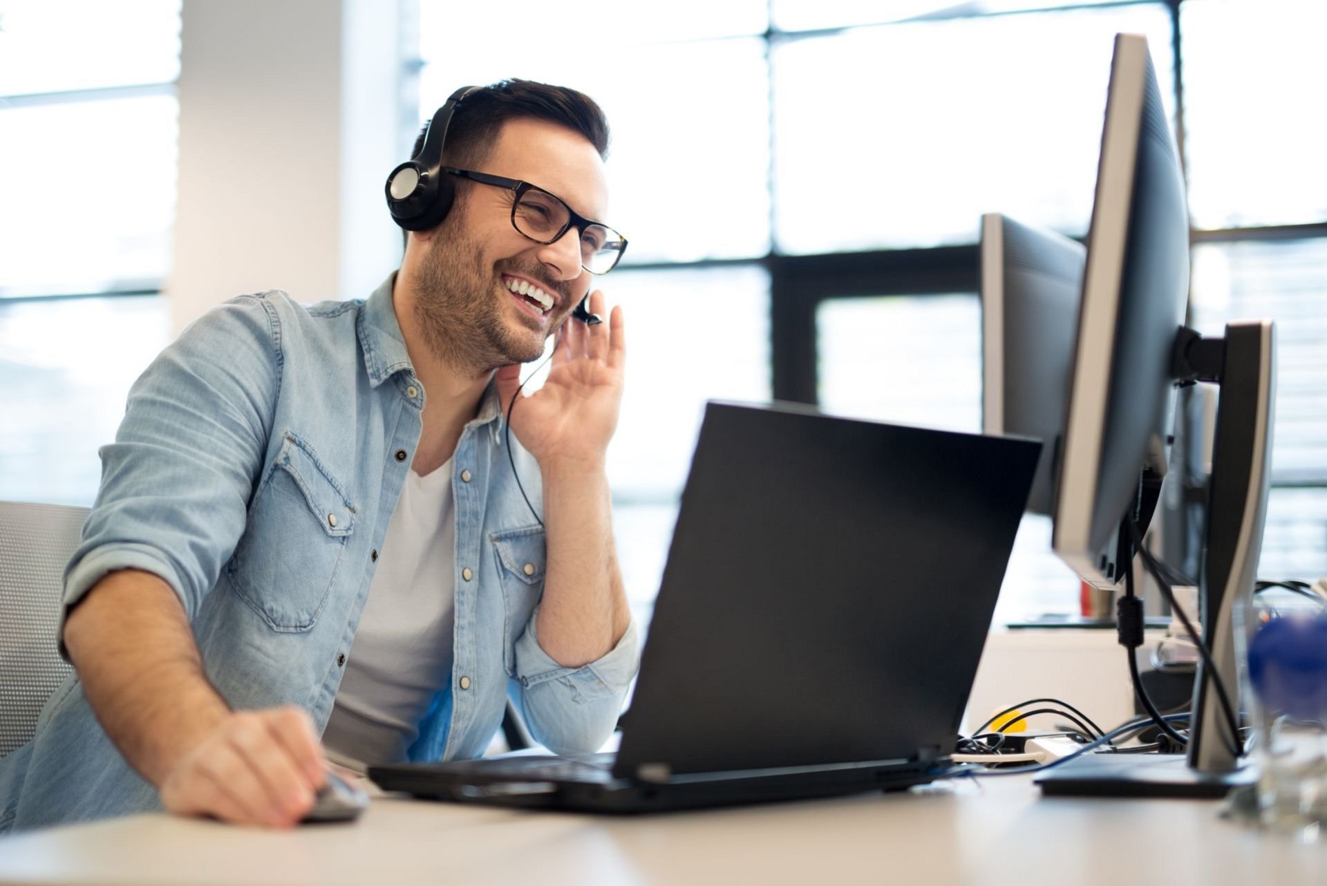 freundlicher Mitarbeiter im Call-Center