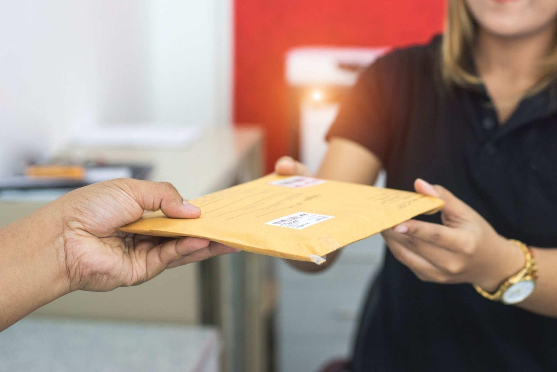 Überreichen eines Briefes